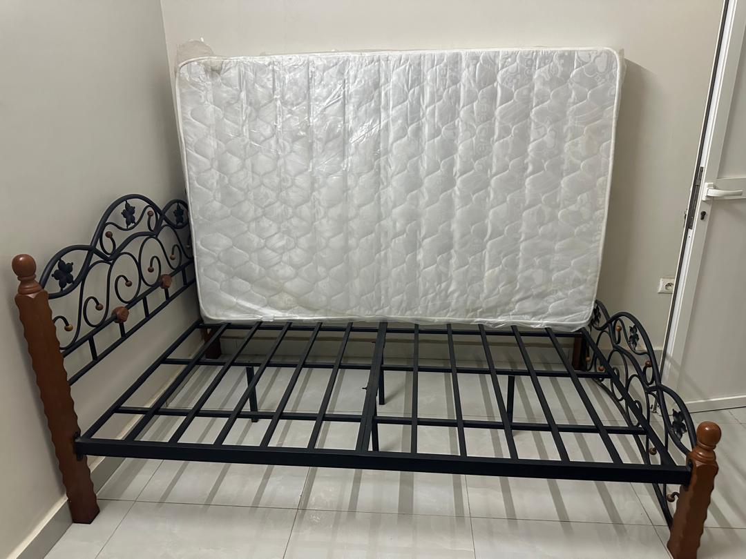 Lit avec matelas presque neuves