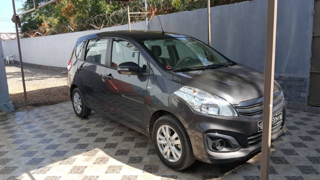 Location voiture familiale Suzuki Ertiga Gris, climatisation, excellent état