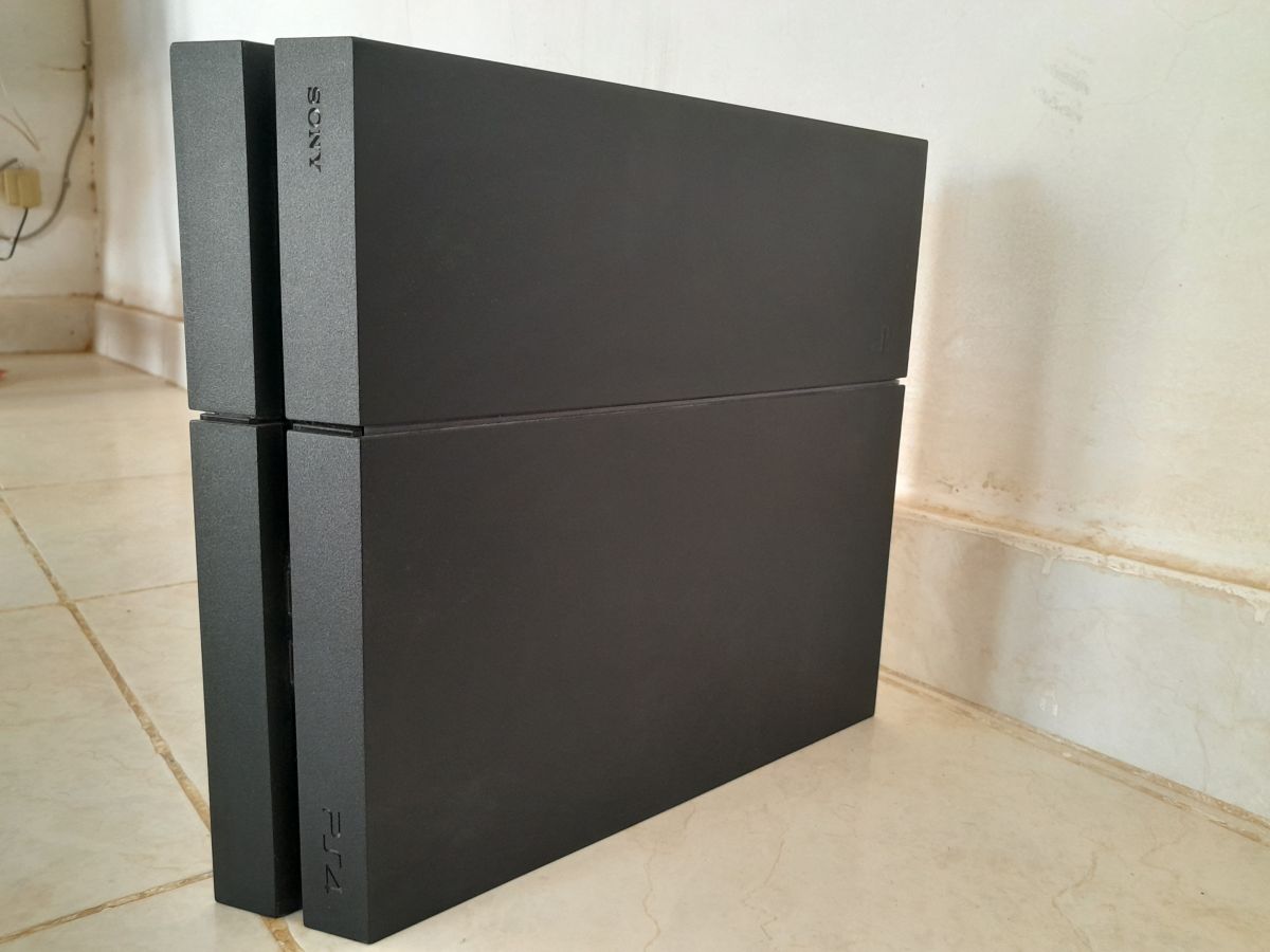 PlayStation 4 en parfait état, complète avec 9 jeux installés