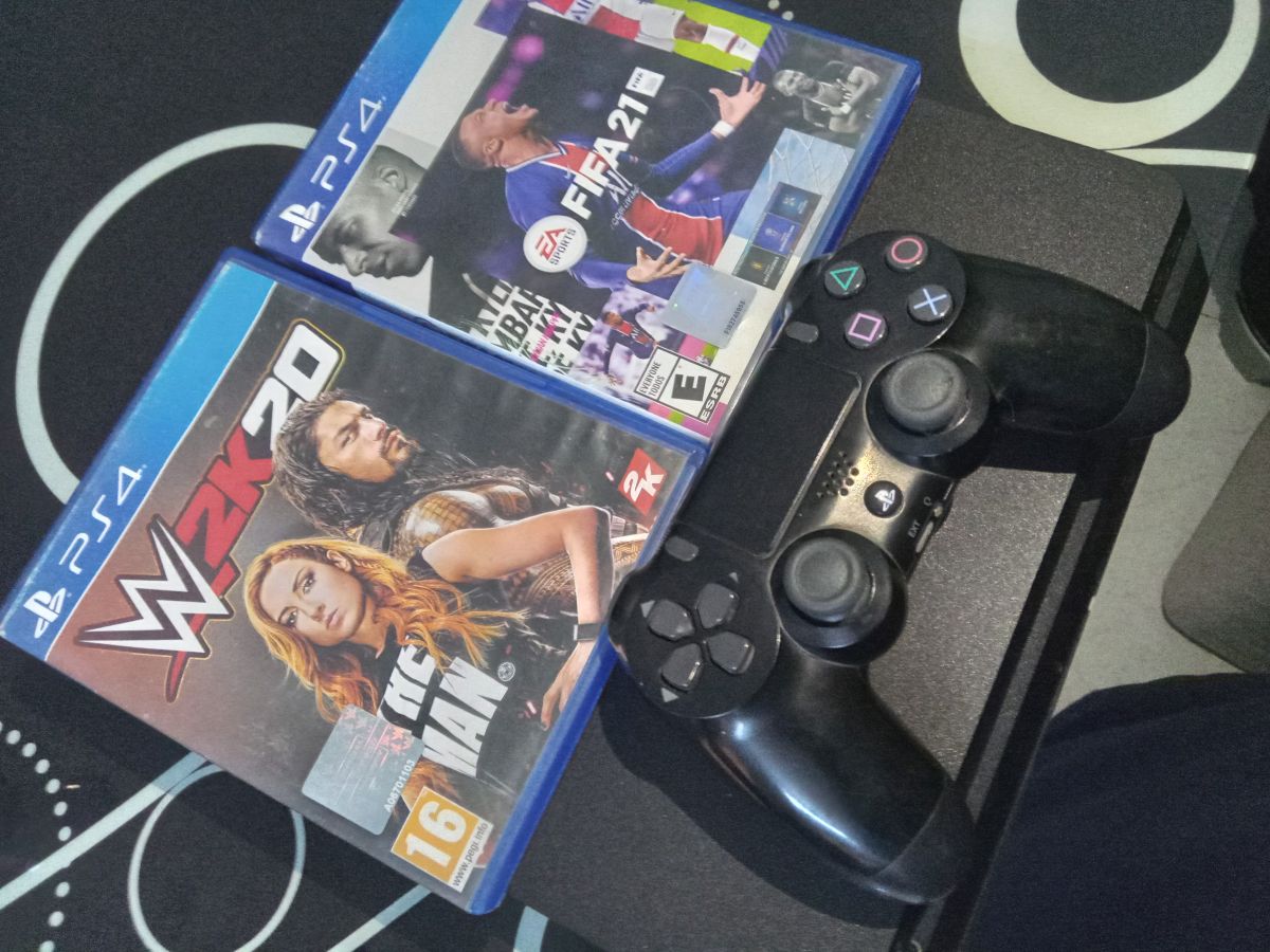 Console PS4 Slim + 1 manette + jeux FIFA21 et WWE20