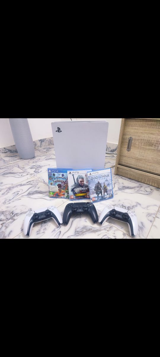 PS5 avec 3 manettes et 3 jeux, en excellent état