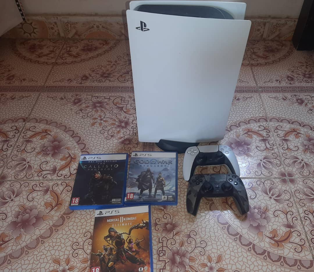 Console de jeux PS5 + 2 manettes + 3 jeux vidéo pour un été inoubliable