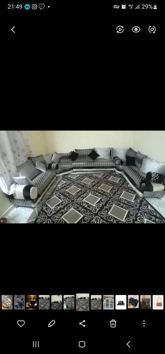 Salon en excellent état avec tapis et rideaux