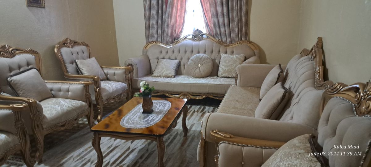 Salon en très bon état avec les accessoires inclus rideau et tapis