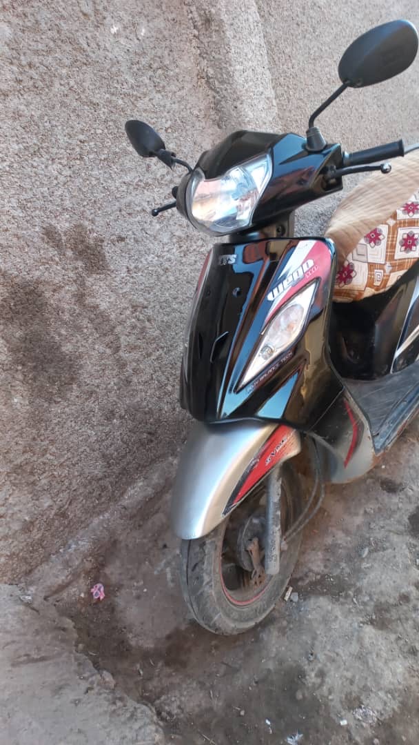 Scooter TVS de qualité avec casque inclus