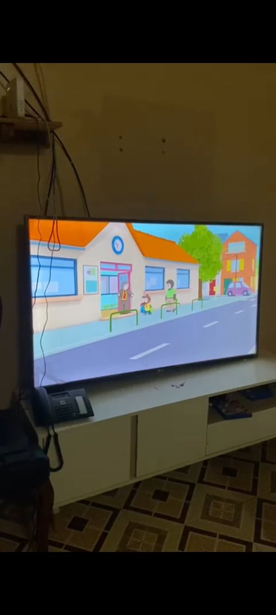 Smart tv 65 pouces à vendre avec table télé en bois