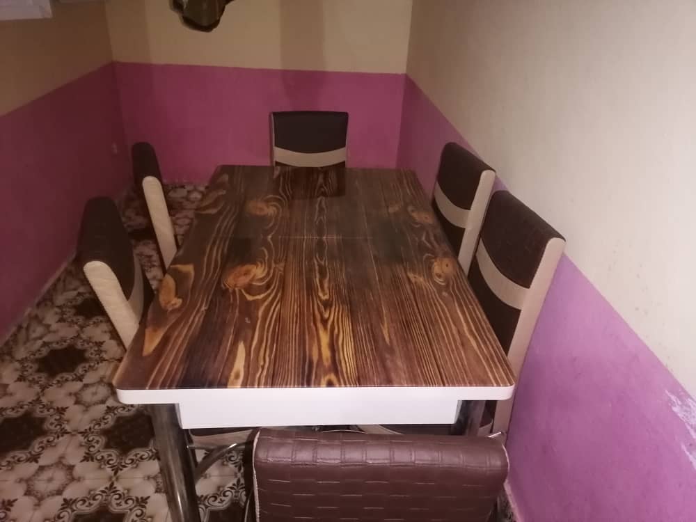 Table à Manger En Verre 140x140 Cm – Très Bon état, Style épuré