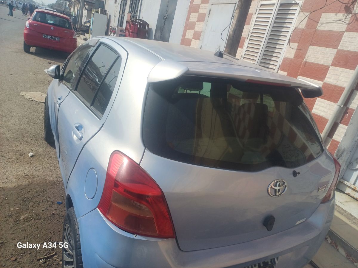 Toyota Yaris en excellent état, automatique, clim à réparer