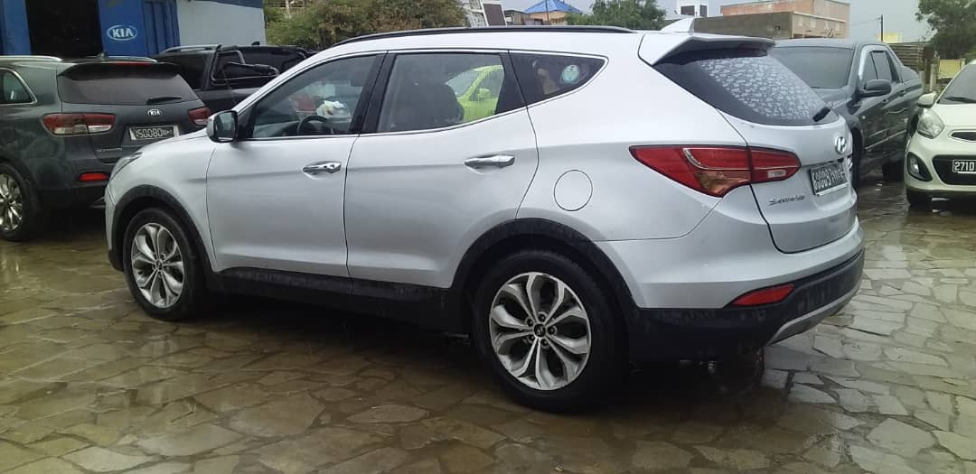 Hyundai Santa Fe 2015, diesel, très peu roulé, excellent état