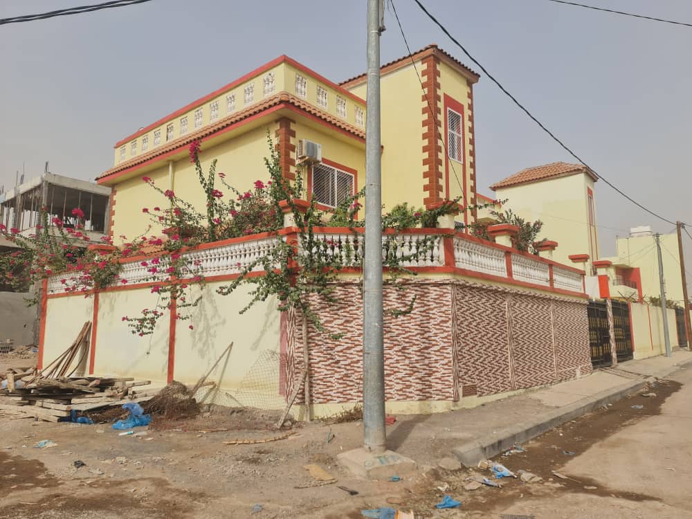 Maison F2 avec jardin et parking à PK 12, Cité Warabi