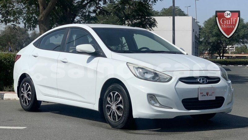 Location voiture Accent diesel, climatisation, caméra, sièges en cuir