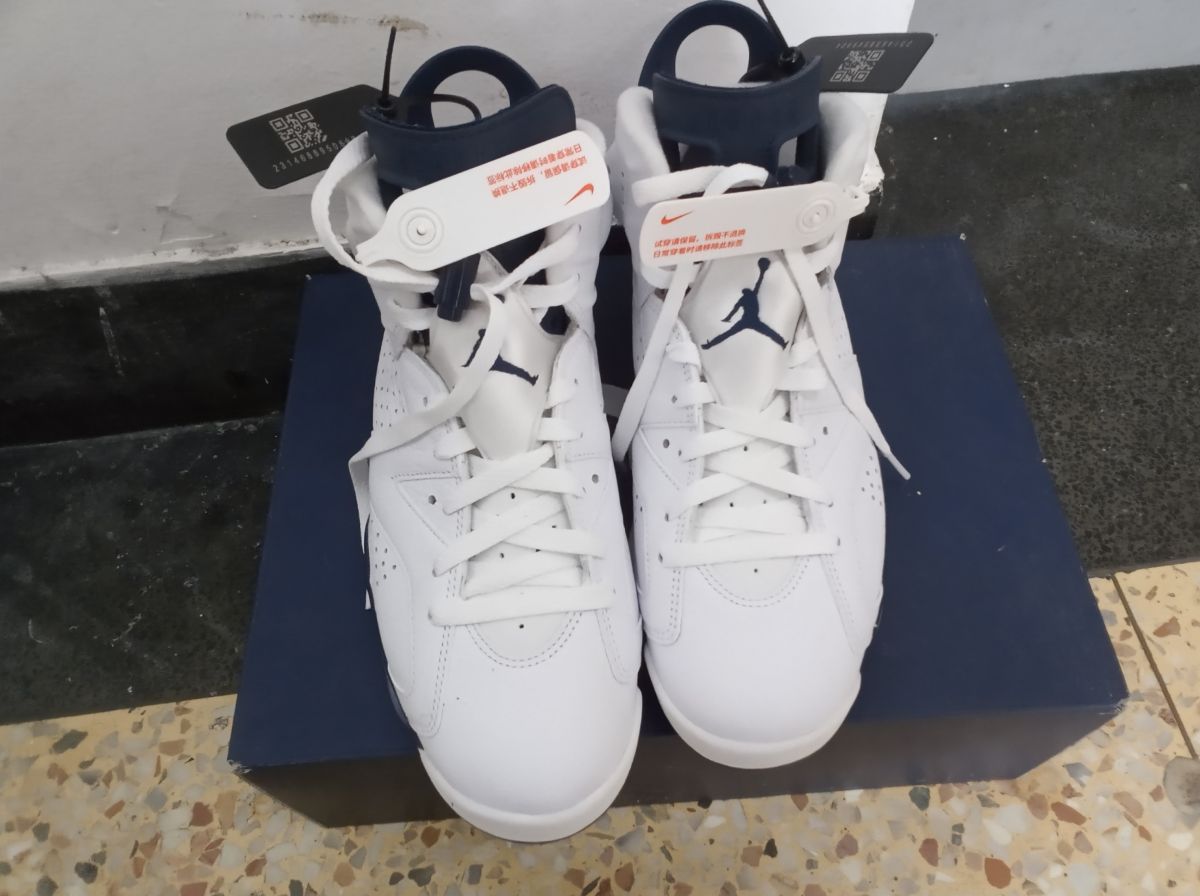Air Jordan A6 authentique, taille 42.5, jamais porté