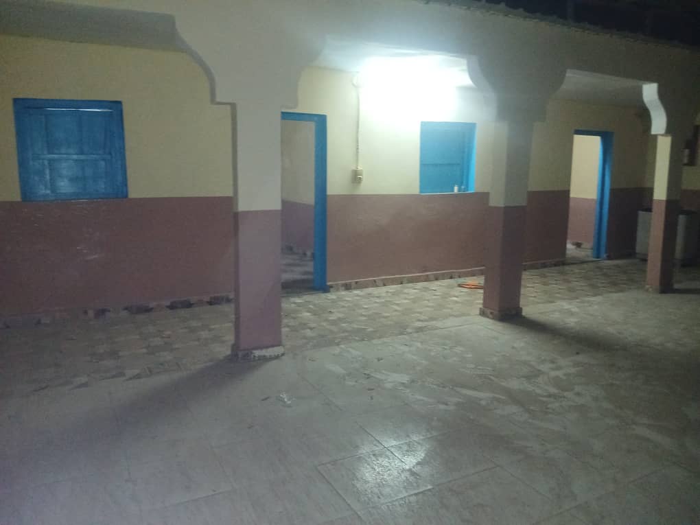 Maison 3 chambres avec toilette et cuisine, abonnement à l\'eau et électricité