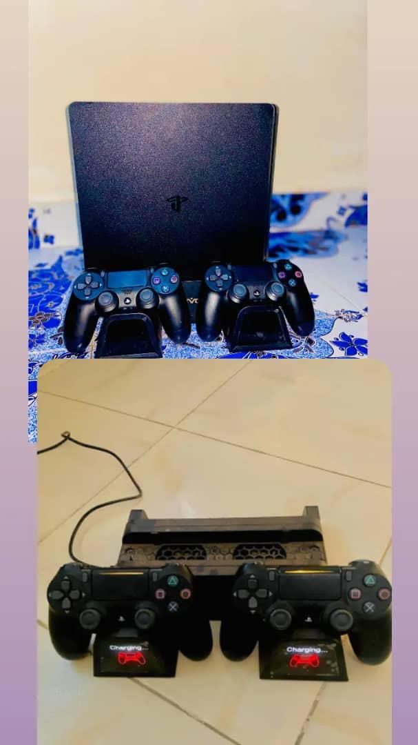 PS4 1 To + Manettes et Chargeur - Parfait État - 6 Mois d\'Usage