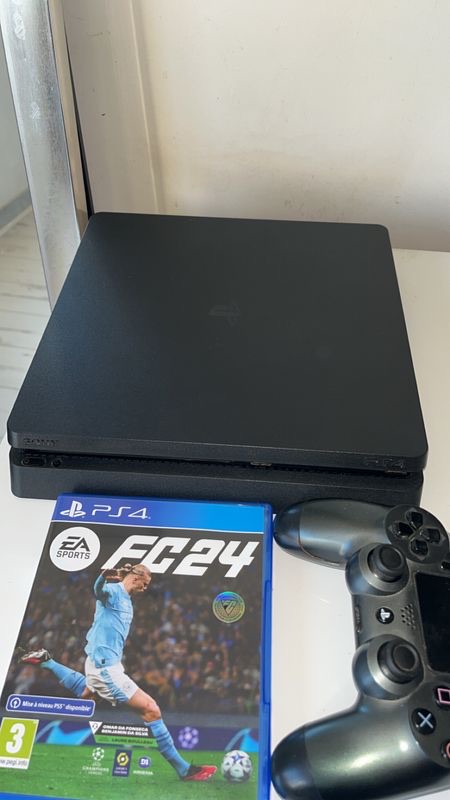 PS4 Slim, très bon état, 7 mois d\'utilisation