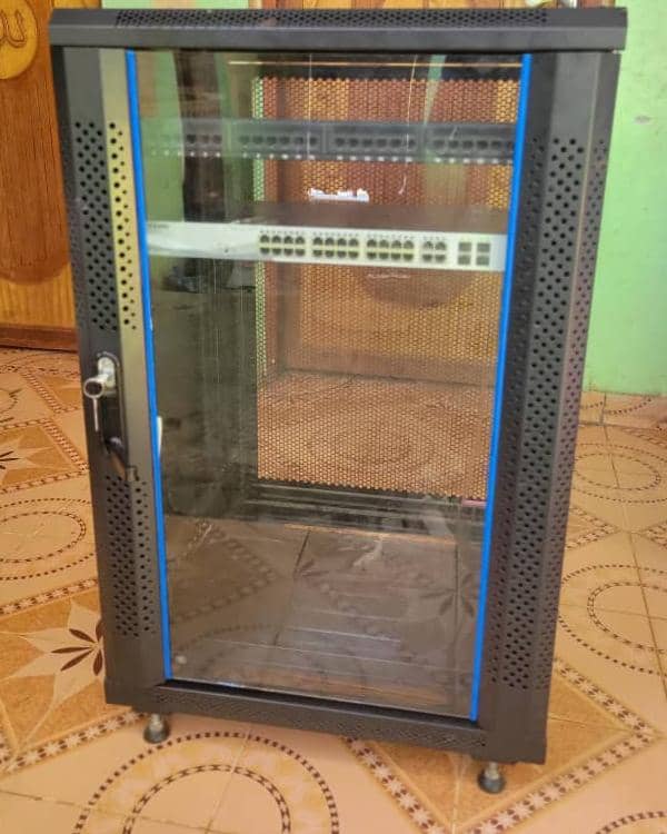 Rack au sol 19\'\' 18 unités + switch et patch panel cat6