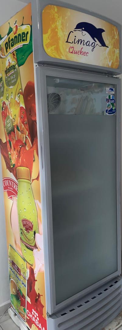 Réfrigérateur commercial neuf à porte vitrée Limag, négociable