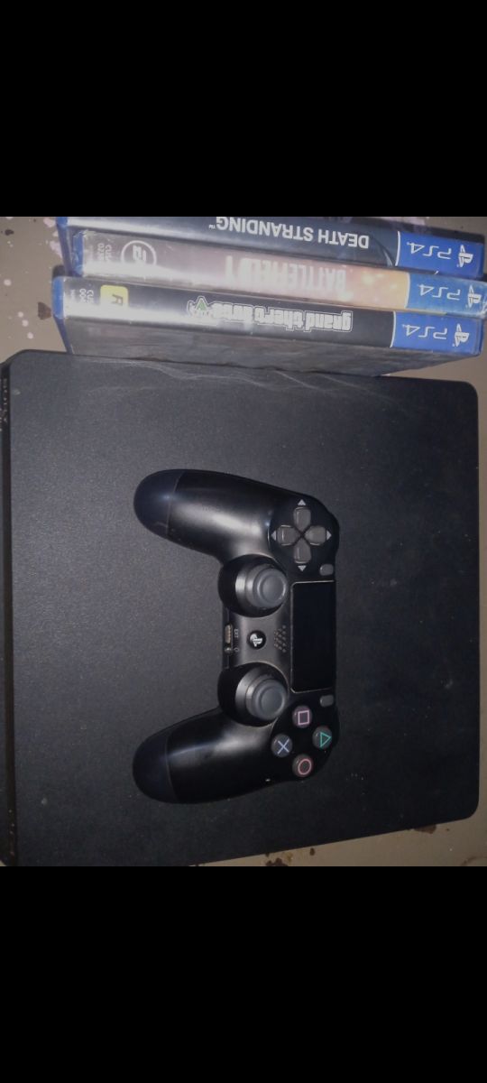 PS4 Slim 6 mois d\'utilisation avec 2 manettes et 3 jeux inclus