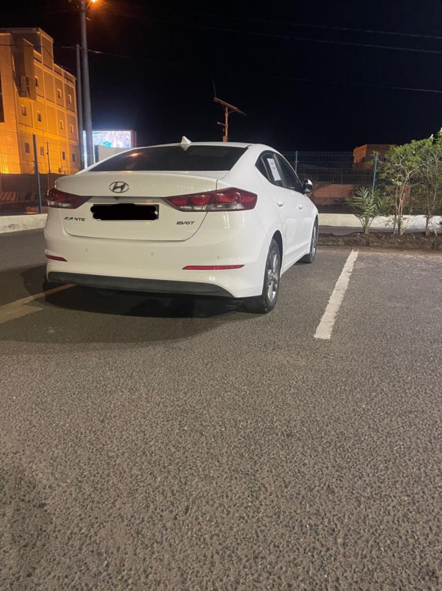 Hyundai Avante 2016, boîte Automatique, diesel, bon état