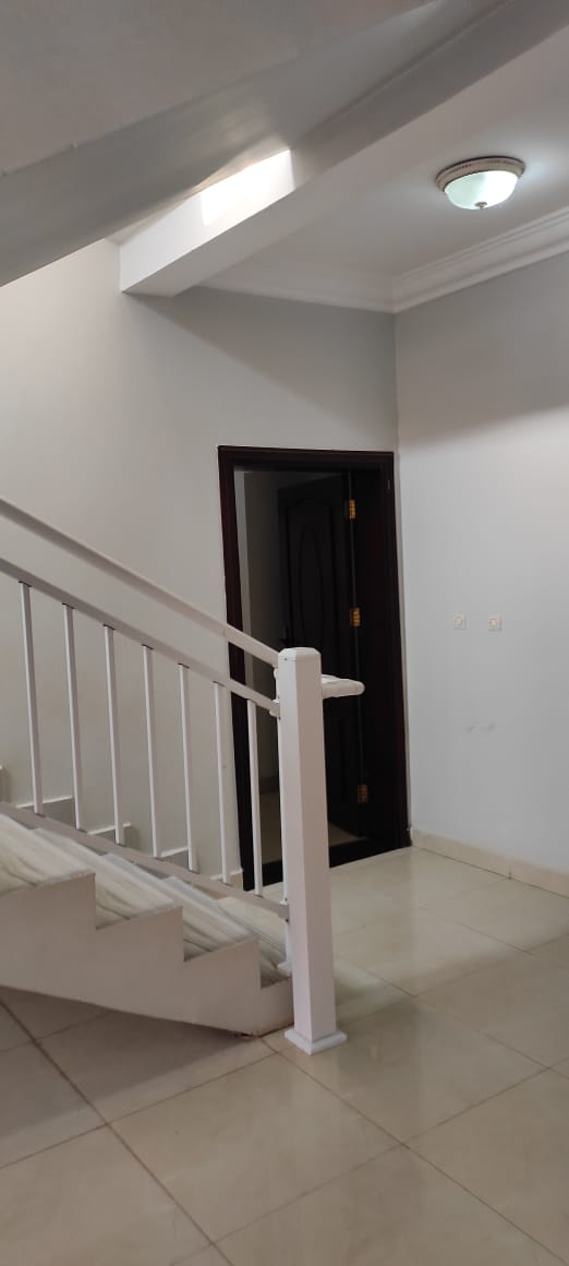 Appartement F3 à louer à cité Saoudi, centre-ville avec réservoir d\'eau 2400L