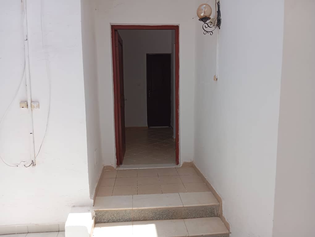 Maison 3 chambres avec vérandas et toilettes à louer à Hodane 2