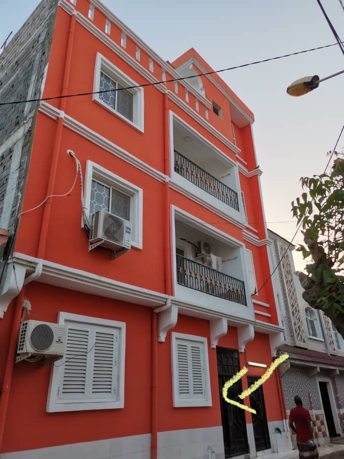 Appartement F4 à louer, rez-de-chaussée, cité Maka Moukarama, proche marché Riyad