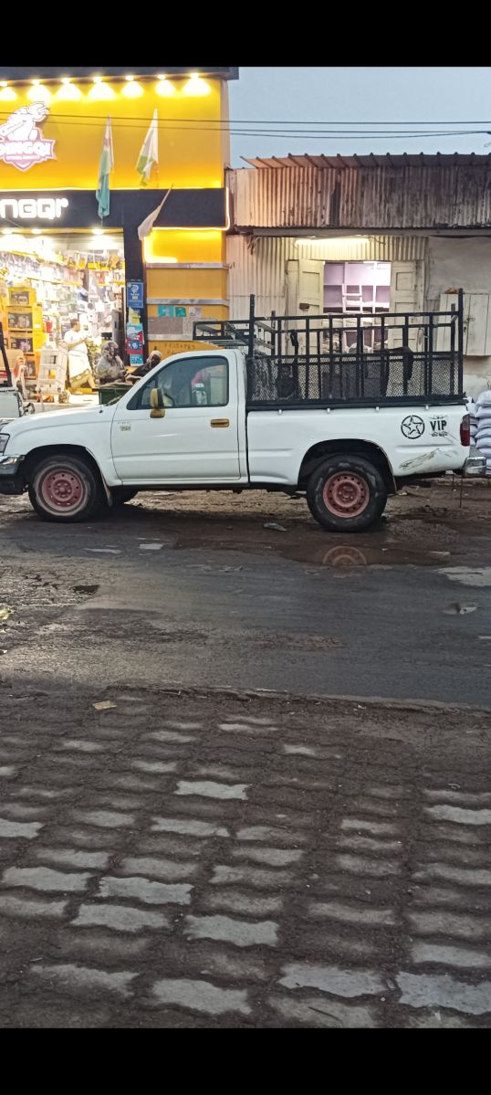Toyota Hilux 2004, Très bon état, Une seule cabine, Neuf