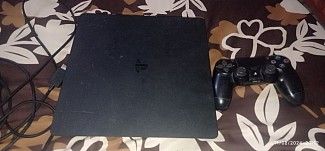 Playstation 4 Pro avec manette et 2 jeux inclus