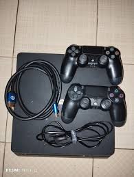 Console PS4 avec 2 manettes, HDMI et câble d'alimentation