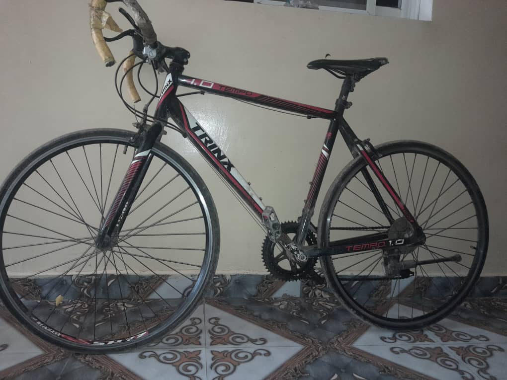 Vélo de course prêt à l\'aventure, en excellent état