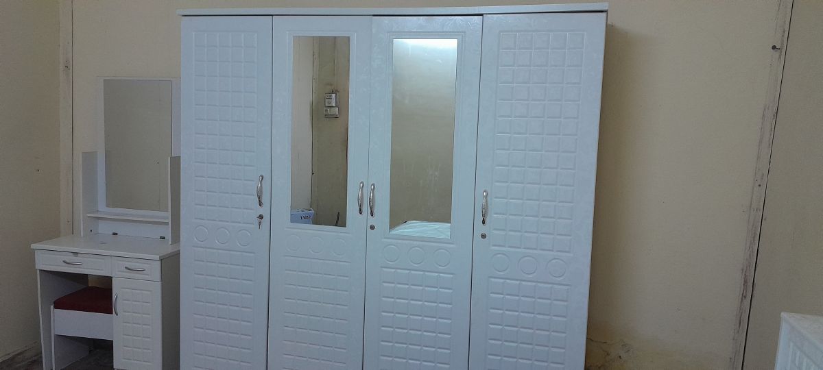 Ensemble de meubles blancs avec placard et miroir intégré