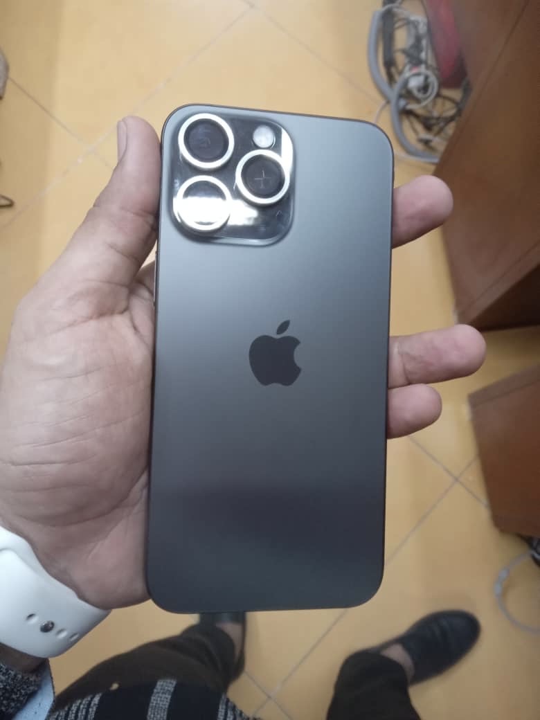 IPhone 15 Pro 256 Go – Noir Titane – Débloqué – Parfait état