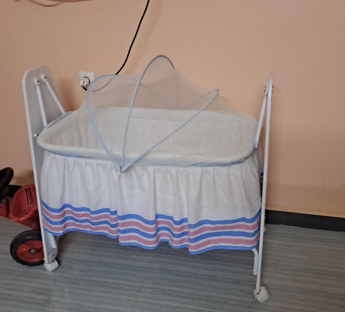Lit bébé portatif presque neuf avec carton inclus