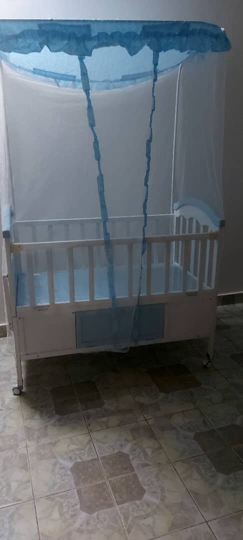 Berceau neuf pour bébé avec moustiquaire et ouverture ajustable sur le côté