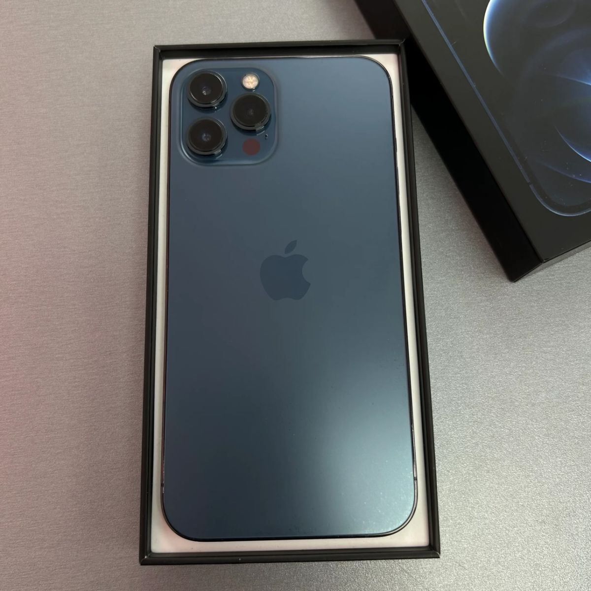 iPhone 12 Pro Max 256 Go - Bleu Pacifique en Bon État avec Boîte et Câble