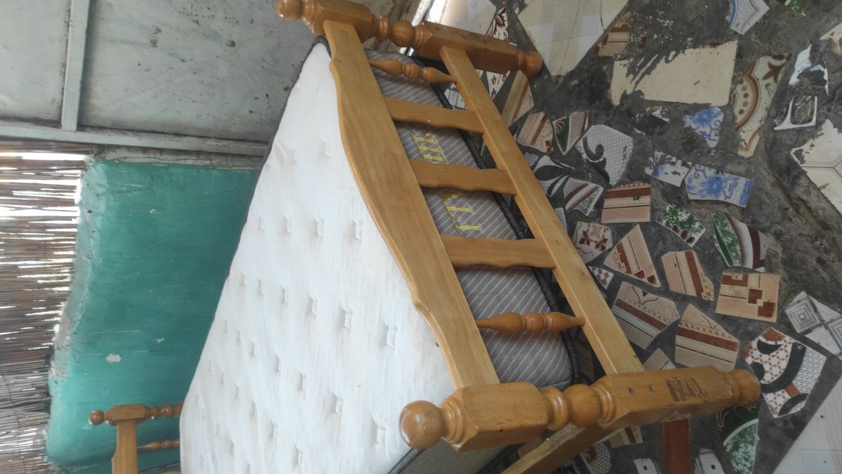 Lit simple en bois avec matelas d\'occasion