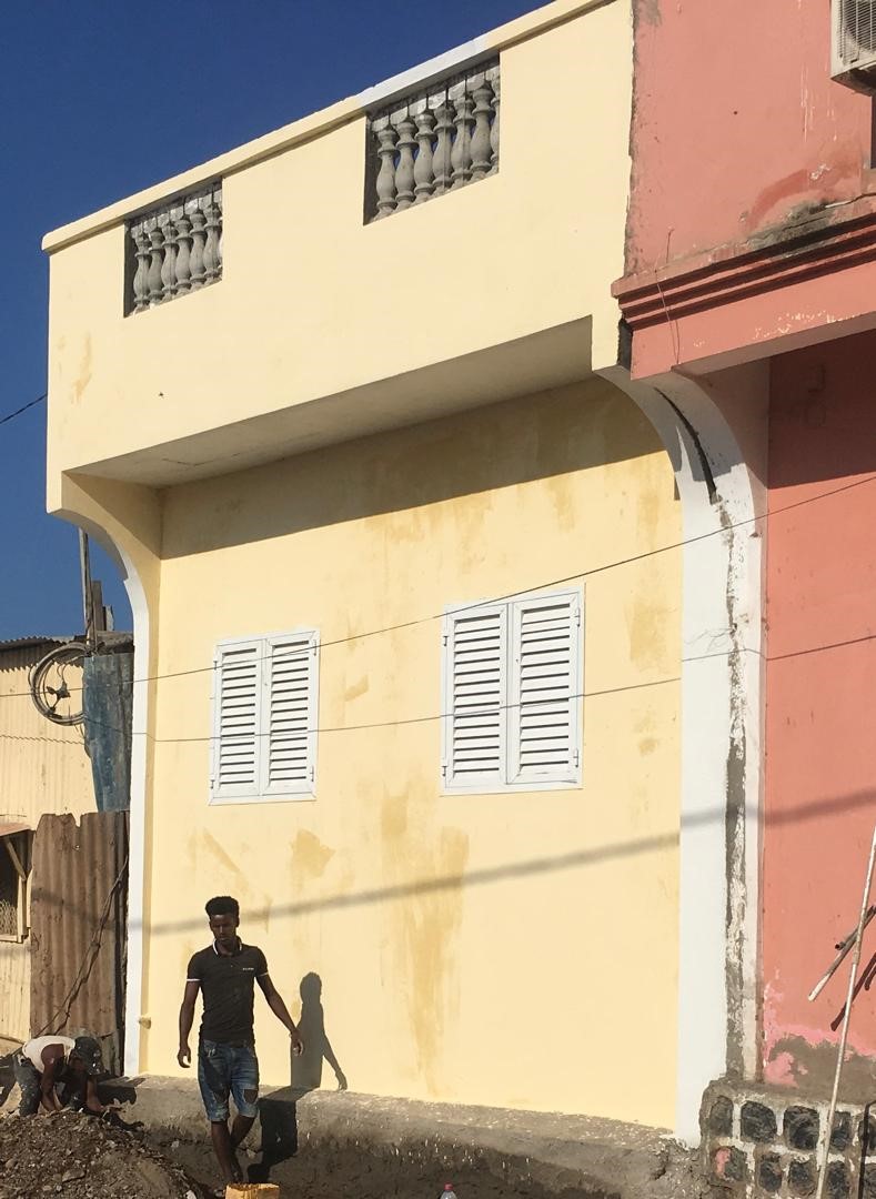 Maison F2 sécurisée avec terrasse au centre de Q3
