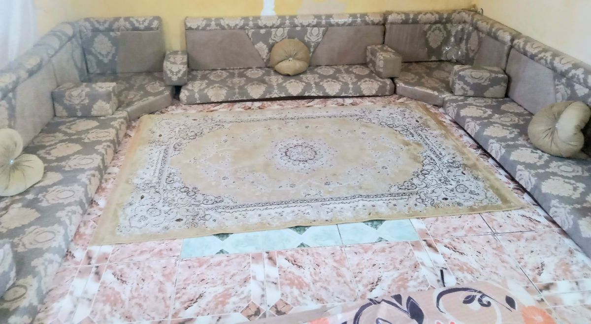 Qaaci peu utilisé avec rideaux et cadres décoration à vendre