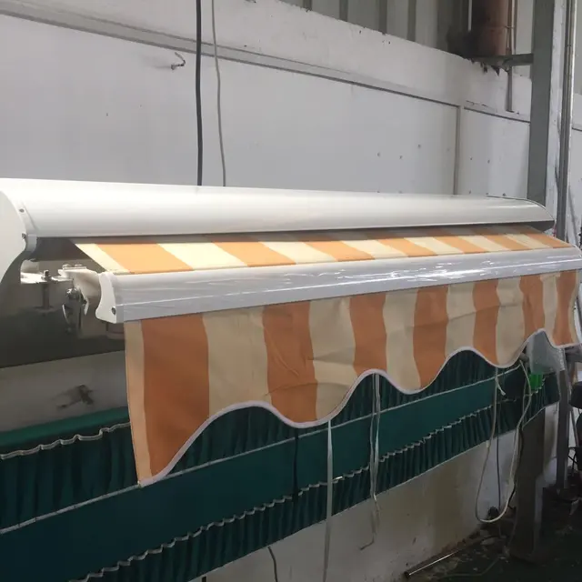 Pare-soleil d\'occasion 2.5m x 2.5m en bon état