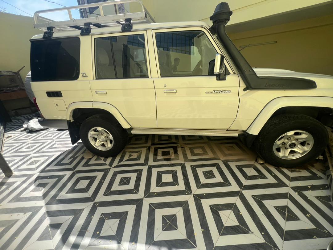 Toyota Land Cruiser Hard Top 2023, état proche du neuf