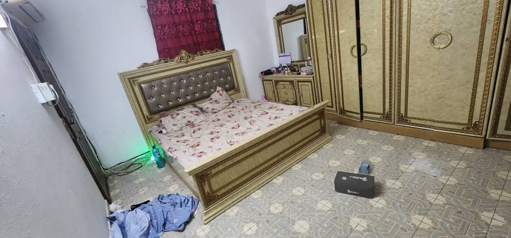 Chambre à coucher en excellent état à vendre - Lit confortable et armoire spacieuse inclus