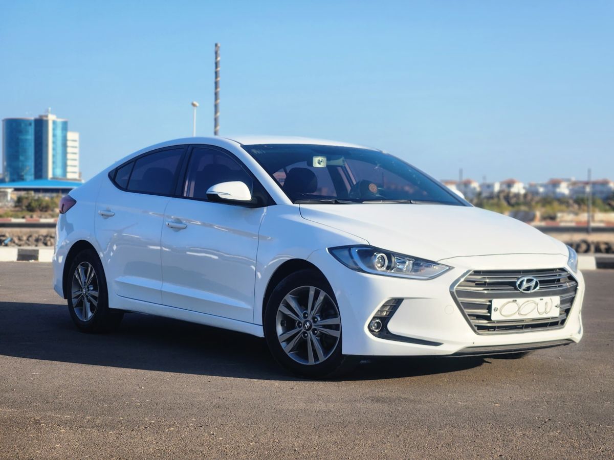 HYUNDAI AVANTE 2016 toutes options de luxe, diesel, 45 000 km à Djibouti