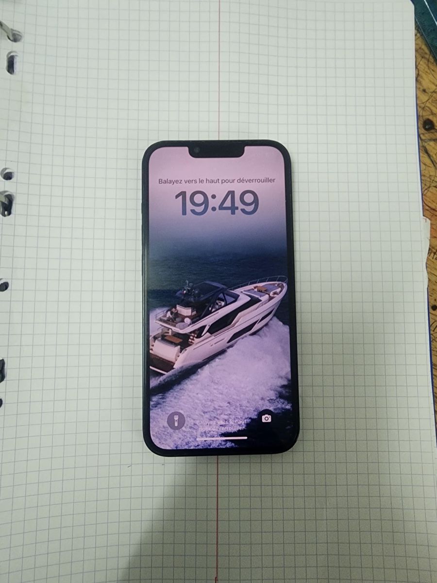 iPhone 13 comme neuf, 8 mois d\'utilisation, batterie à 80%