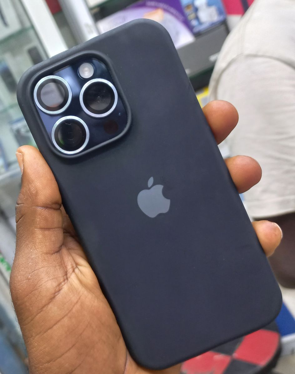 Nouveau iPhone 15 Pro 128 Go, 2 jours d\'utilisation, coque et chargeur offerts