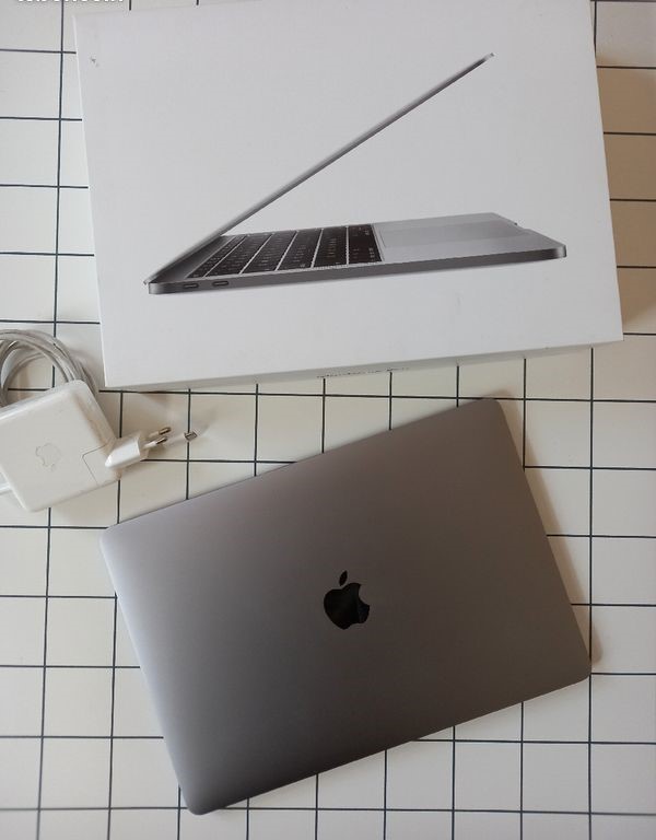 MacBook Pro 15,5\