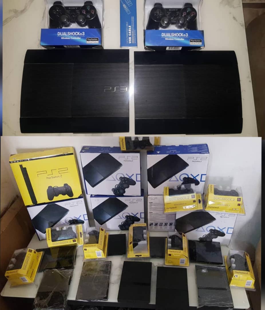 Playstation3 à vendre d\'occasion avec tout accessoires et 15 jeux Et PlayStation 2 neuves à vendre avec 21 jeux aussi Installation tout les jeux pour Playstation 4. 3 & 2