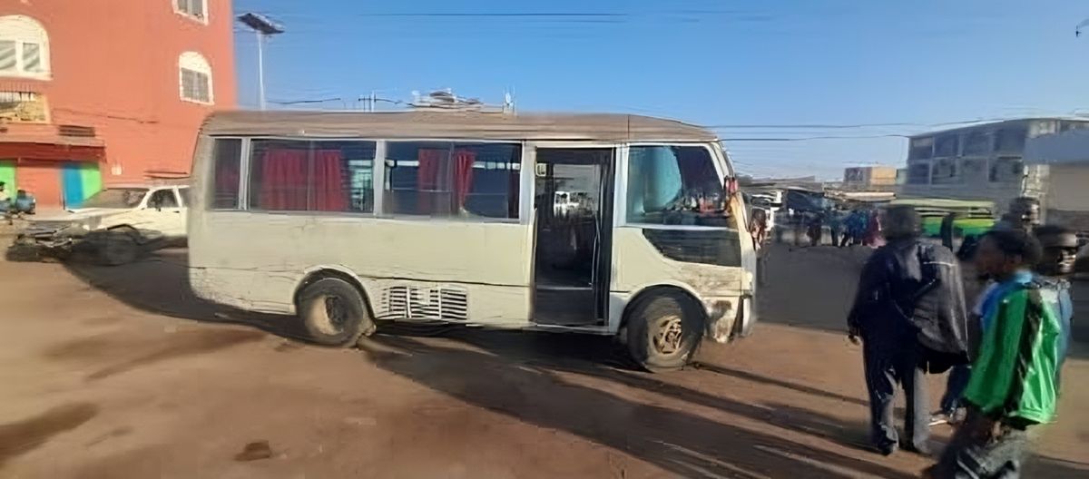 Bus Mitsubishi Fiso 25 places, moteur en excellent état