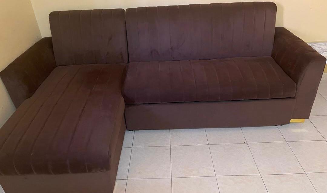 Canapé d\'angle en tissu marron, comme neuf et élégant pour salon moderne ou classique