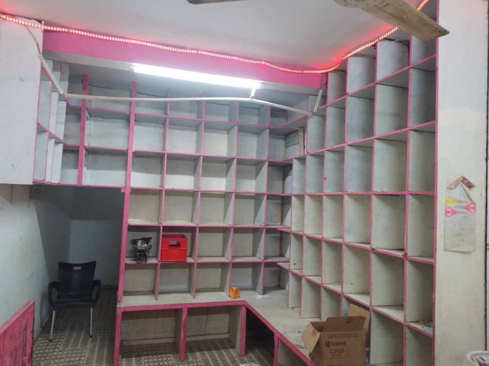 Comptoir et étagère pour boutique à vendre