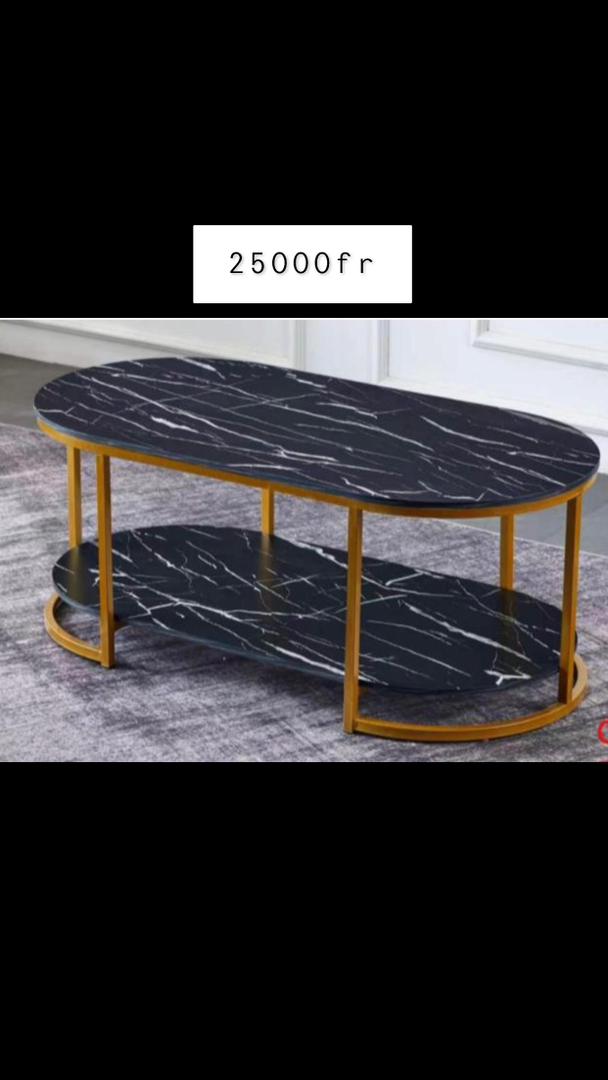 Table basse moderne en marbre noir et doré pour un salon élégant